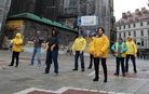 法轮功,传播真相 法轮功学员维也纳庆祝法轮大法日(图)
