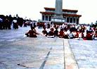 Published on 7/9/2000 约上午九点,五位修炼者开始打坐练功。警察和便衣迅速把他们包围。但他们镇定自若,仍然 平静地打坐。当警察等候警车过来时,又有20多位修炼者迅速加入了打坐。