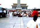 Published on 7/9/2000 约上午九点,五位修炼者开始打坐练功。警察和便衣迅速把他们包围。但他们镇定自若,仍然 平静地打坐。当警察等候警车过来时,又有20多位修炼者迅速加入了打坐。