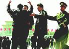 Published on 8/20/2000 大法弟子在天安门广场被捕