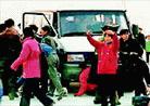 Published on 8/20/2000 大法弟子在天安门广场被捕