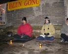 捷克和斯洛伐克法轮功学员在布拉格中国使馆前举行烛光守夜 要求中国停止迫害法轮功学员  斯洛伐克 2003-12-31