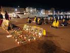 法国法轮功学员在马赛港烛光守夜，悼念在中国大陆被迫害致死的同修   法国 2004-4-17