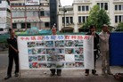 法轮功学员在印尼雅加达班芝兰唐人街揭露中共迫害法轮功暴行 2006-5-20