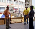 俄罗斯学员在克拉斯诺亚尔斯克（Krasnoyarsk）市最大的中国城附近举行活动揭露中共对法轮功的残酷迫害  图为功法演示2006-6-26
