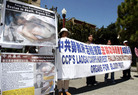 美国加州学员在旧金山中国城呼吁制止中共迫害法轮功的暴行2006-7-15  