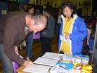 墨尔本学员参加在博士山市政厅举办的“身心健康节庆”。图为观众签名支持法轮功 2006-4-30
