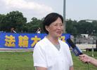 中国国家一级长笛演奏家陈凝芳在华府法轮功大集会上接受记者采访 华盛顿-2003