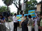 台湾法轮功学员入境香港遭暴力遣返图为民视记者采访法轮功学员