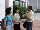 法轮功学员拜访苗栗县议会陈述港府非法遣返事件图为学员接受记者的采访报导2007-7-10