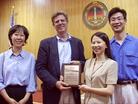 在新泽西州众议员福朗克-柏龙召开的市政会议上法轮功学员感谢众议员的支持和帮助   美国 2003-8