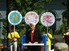 法轮功学员在旧金山集会要求中国政府停止迫害 加州议员汤姆-兰托斯的代表玛格丽-法莱发言表示支持  美国 2003-9