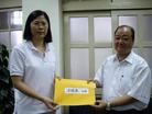 台湾法轮功学员入境香港遭暴力遣返图为学员前往立法院递送陈情书副处长郑健中代收