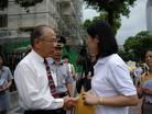 台湾法轮功学员入境香港遭暴力遣返图为学员向陆委会递交陈情书处长蔡之中接收2007-6-28