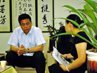 台湾各界签署谴责港府遣返事件图为学员拜访台中县梧栖镇长陈廷秀