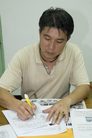 台湾法轮功学员就人权圣火传递活动拜会各部门图为屏东县议员李世斌签名支持人权圣火传递活动