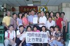 台湾立委要求政府关切香港暴力遣返的事件图为立委李俊毅接受学员的陈情书2007-6-30　