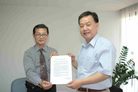 台湾高雄国民党团谴责港府非法遣返法轮功学员 图为副主委签下谴责香港政府非法遣返的谴责书2007-7-6