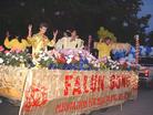 法轮功学员参加全美最大的校庆游行--宾州州立大学返校游行,图为学员在花车上演示功法  美国 2003-10-30