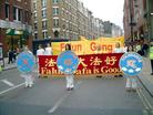 来自20多个国家的法轮功学员在英国伦敦举行盛大游行，展示法轮大法的美好殊胜   英国 2005-1-15