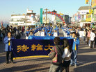 韩国法轮功学员在仁川中华街游行和旅游景点月尾岛传播九评讲真相2006-11-12　