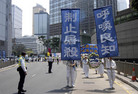 香港法轮功学员举行集会游行，紧急呼吁国际社会制止中共针对法轮功的灭绝屠杀，图为游行 2006-4-17