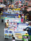 韩国法轮功学员举办活动游行谴责中共活摘器官的暴行,图为游行队伍穿过华人街2006-8-20