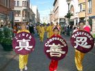 瑞典法轮功学员参加马尔默市文化节游行  展现大法的美好  2006-8-19