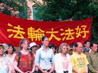 世界十多个国家和地区的200法轮功学员在中环遮打公园和平请愿 呼吁香港特区政府公正对待法轮功学员  香港 2002-7