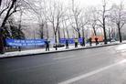 法轮功学员在比利时中国领馆前，抗议江氏集团对法轮功学员的暴行，悼念同修刘成军 2004-01-02