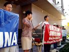 休斯顿法轮功学员中领馆前宣读法轮大法学会公告 吁中共官员弃恶从善