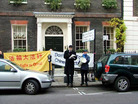 英国法轮功学员在阿根廷驻英国大使馆前呼吁阿根廷勿屈服于中共淫威2005-12-21