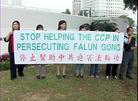 马来西亚法轮功学员在新加坡最高专员署外请愿,向最高专员署递交请愿信