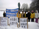 瑞典斯德哥尔摩法轮功学员在中领馆前谴责中共苏家屯集中营罪行2006-3-14