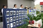 休士顿法轮功学员中领馆前抗议中共的群体灭绝罪行2006-3-17/18