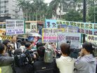 台湾学员陈情美国在台北办事处，吁布什帮助调查中国劳教所，杜绝法轮功学员器官被盗售的兽行 2006-4-17