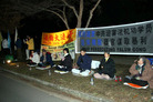 堪培拉法轮功学员在中共大使馆前举行烛光夜悼活动  悼念被中共迫害致死的同修  抗议中共对法轮功的残酷迫害2006-7-20