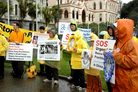 新西兰学员国会大厦前冒雨集会，吁政府帮助制止中共残害法轮功 2006-7-20