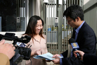 澳洲学员在新加坡驻澳大利亚大使馆前呼吁新加坡政府勿做中共帮凶  图为向新加坡大使馆提交公开信2006-7-19