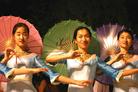 法轮功学员为雅典市的人们表演音乐节目及舞蹈  雅典 2004