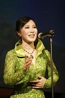 大纪元图片：新唐人第二届全球华人新年晚会纽约专场女高音歌唱家、法轮功学员姜敏独唱表演   美国  2005-2-4