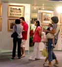 印尼法轮功学员在雅加达举办真善忍图画与图片展讲真相