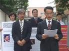 韩国法轮功学员中使馆前召开新闻发布会，谴责江氏集团在南非雇凶杀人的恐怖主义行径 2004-07-10