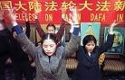 美联社图片：法轮功学员冒着生命危险在北京召开新闻发布会，向世界媒体公布法轮功的真相 1999