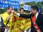 台湾万名法轮功学员总统府前举行:声援状告江泽民记者发布会, 国民党立委孙国华到场支持 2003-11-15
