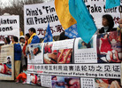 500多名社会各界代表在纽约曼哈顿联合广场集会，声援900万人退出中共，强烈谴责苏家屯屠杀暴行 2006-3-25