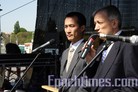 捷克反对共产主义大集会图为爱尔兰的赵明(左)在集会上讲述受到酷刑折磨的经历。2007-5-1