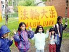 加拿大蒙特利尔学员在街市上讲真相