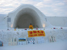 北欧的芬兰法轮功学员阿妮娅（Anija）在冰雕堡里演示功法2006-01-25