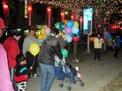 法轮大法洪传台湾— 学员在板桥市元宵节灯会讲真相，图为 “法轮大法好　真善忍”的气球随处可见 2004-2-5